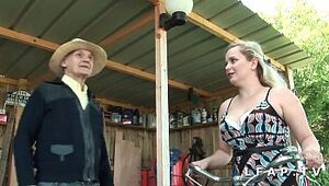 Jolie small cochonne aux gros seins et au gros cul prise dans un three avec papy